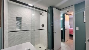 Tina, toallas, papel de baño 