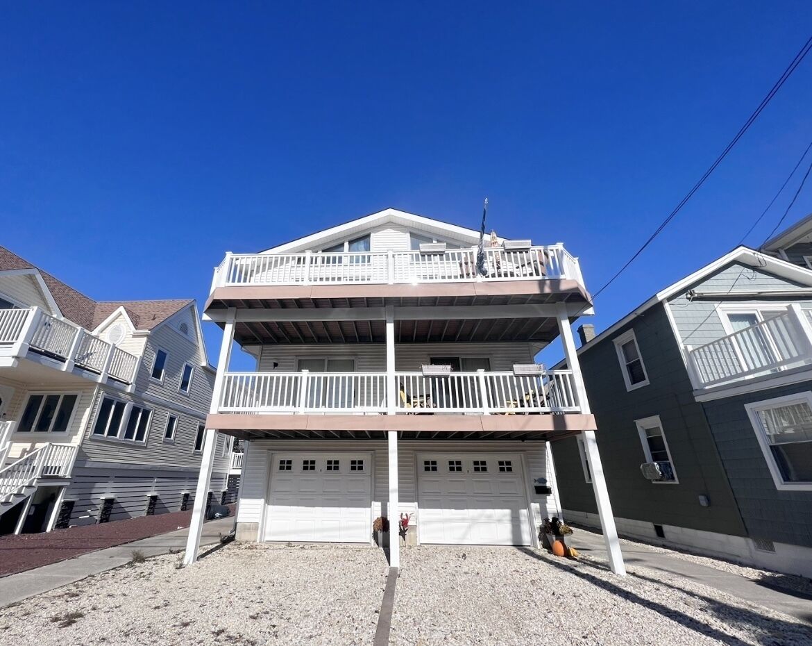 Walking distance to great Southend beach, stores, restaurants, marinas..and more