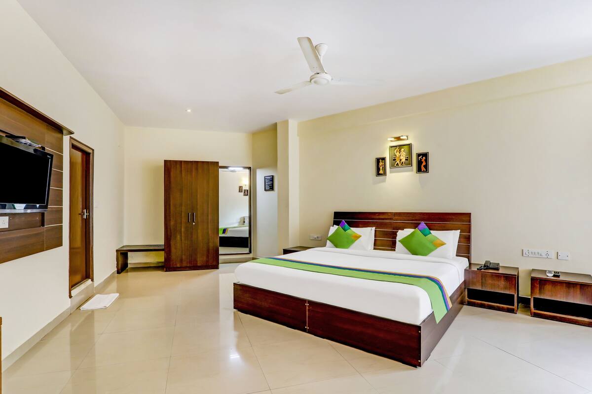 Iron/ironing board, free WiFi, bed sheets