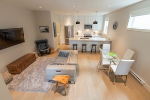 TV - Malaview Retreat-Beautiful Townhouse in Lovely Sidney By The Sea by Victoria Prime! (Victoria)