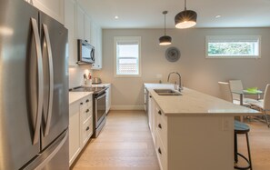 Kylskåp, mikrovågsugn, ugn och spishäll