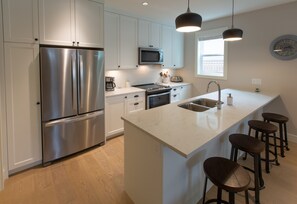 Kylskåp, mikrovågsugn, ugn och spishäll