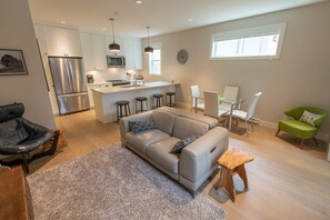 TV - Malaview Retreat-Beautiful Townhouse in Lovely Sidney By The Sea by Victoria Prime! (Victoria)