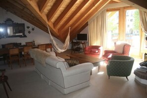 Smart TV, fireplace, books, stereo