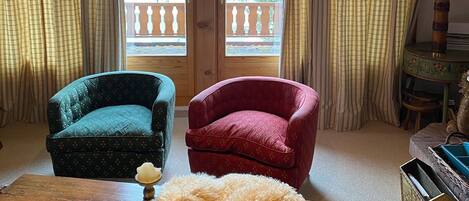 Smart TV, fireplace, books, stereo