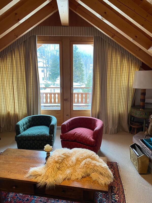 Smart TV, fireplace, books, stereo