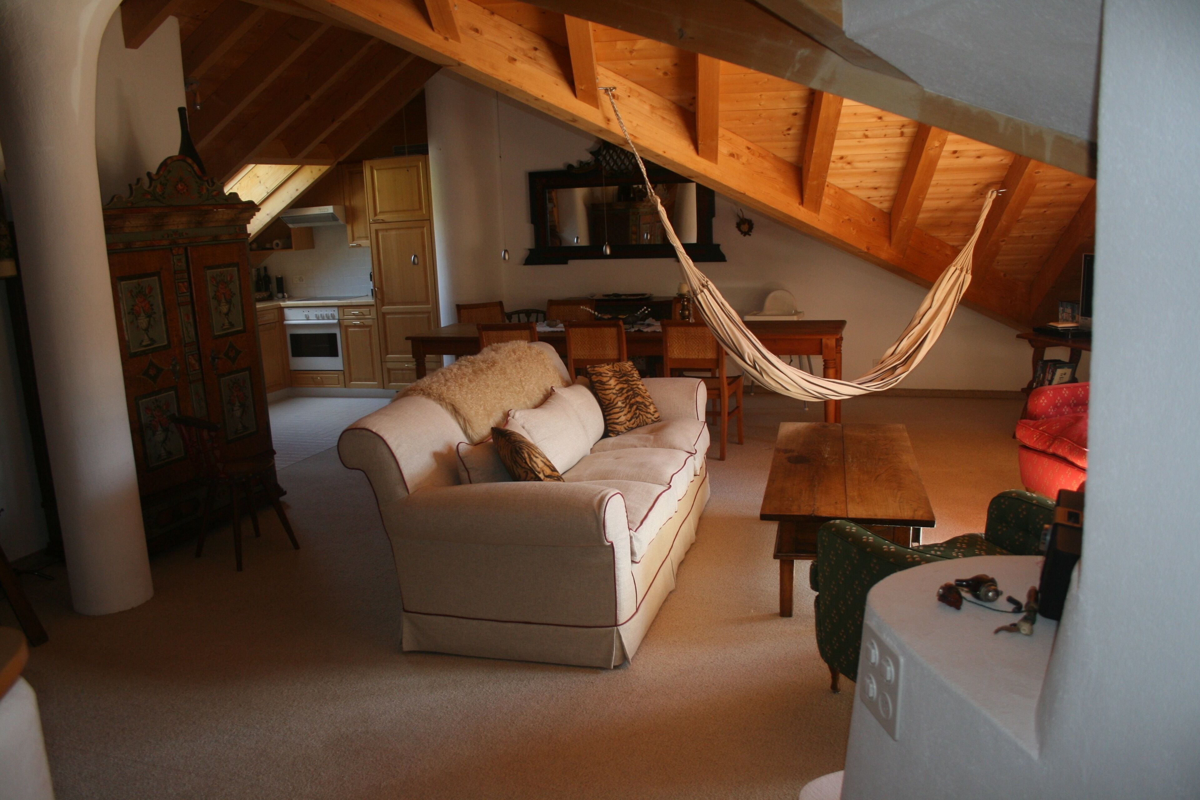 TV connectée, cheminée, livres, chaîne hi-fi