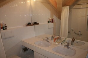 Ensemble douche/baignoire, baignoire à jets, sèche-cheveux, bidet