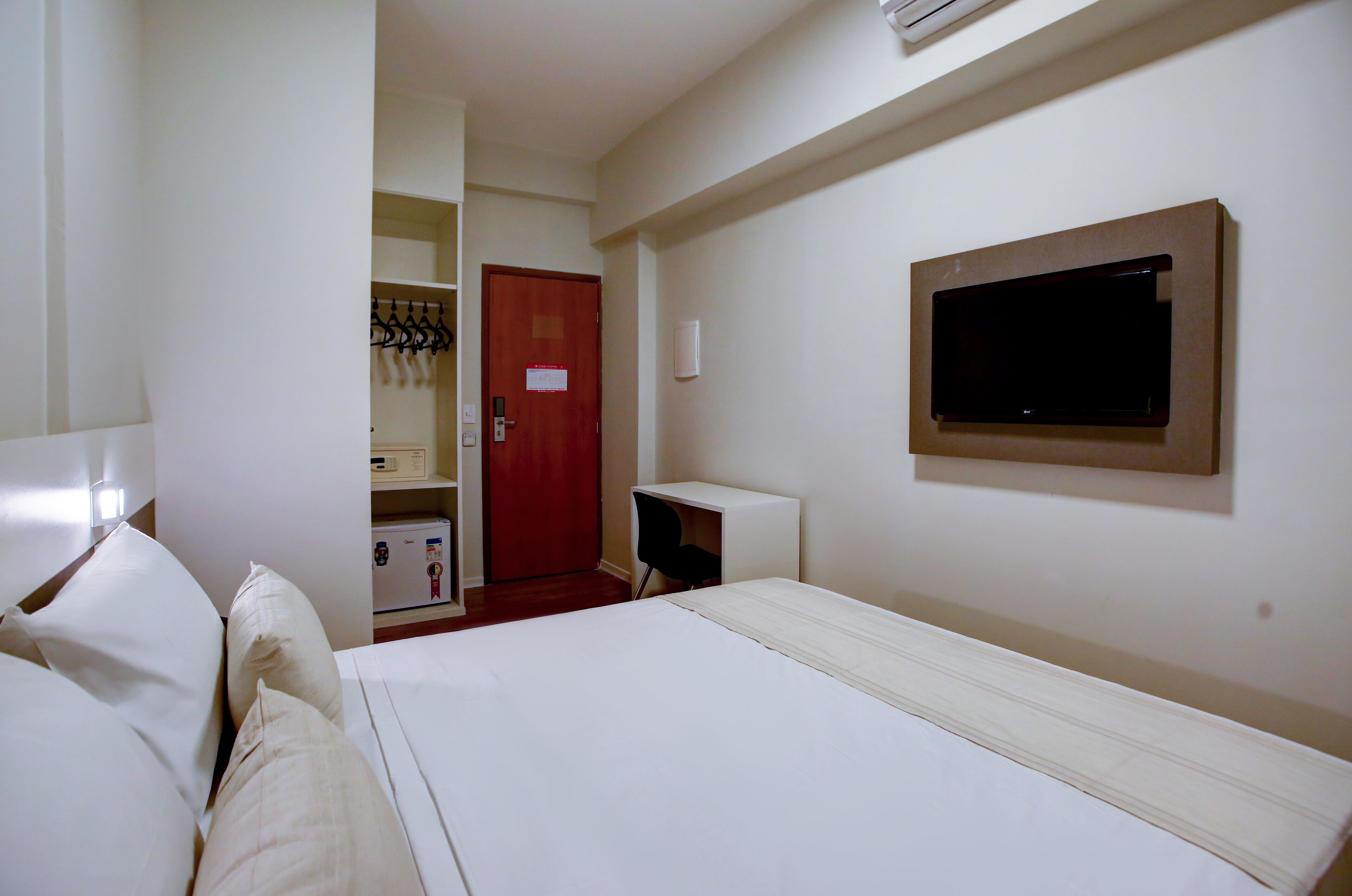 standard double room | minibar, in-room safe, blackout curtains, iron/ironing board