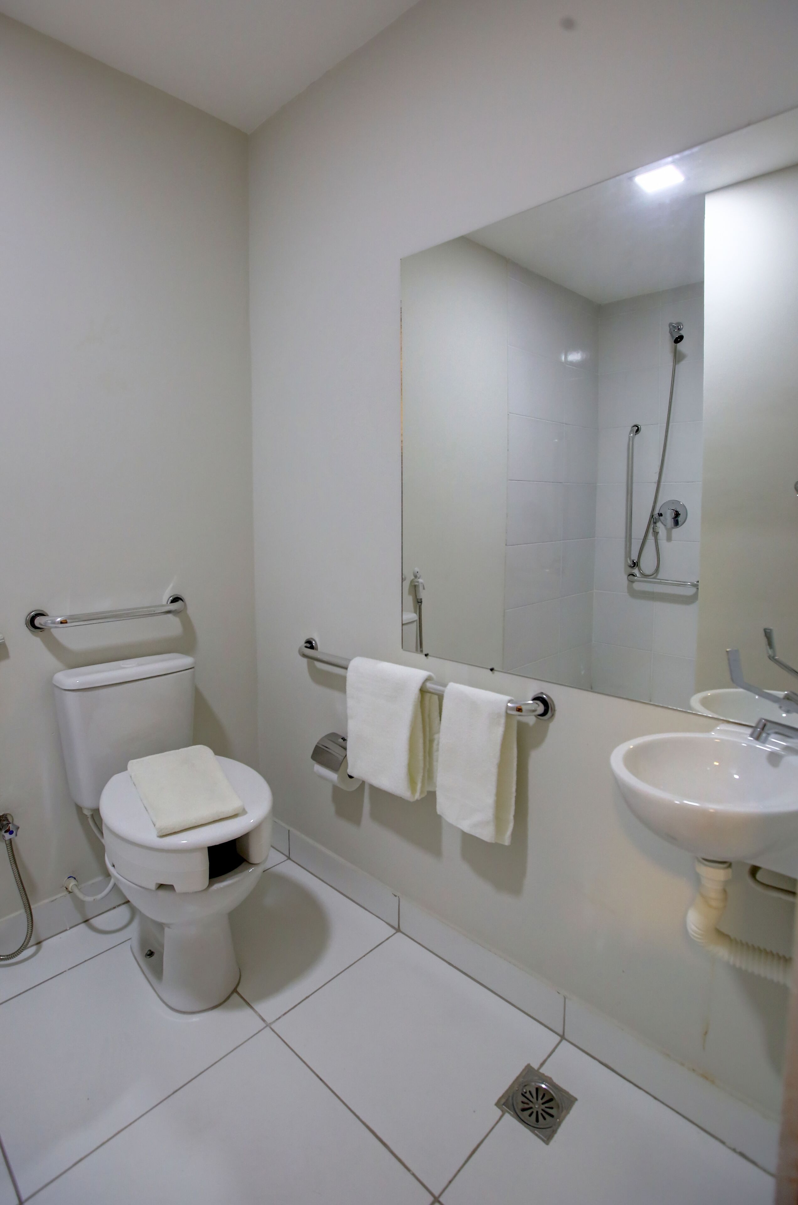 standard room | bathroom | shower, free toiletries, bidet, towels