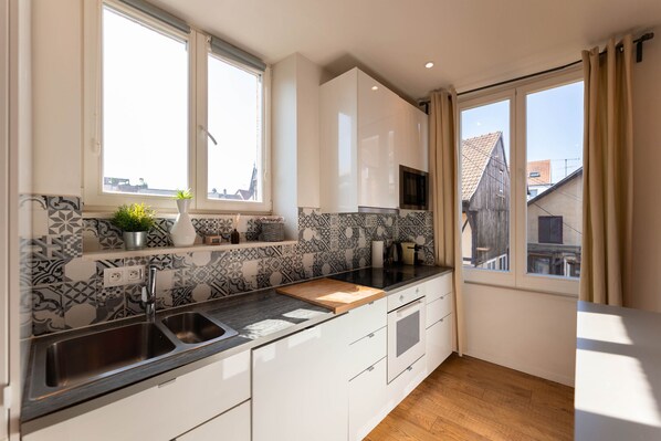 Een koelkast, een microgolfoven, een oven, een vaatwasser