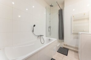 Een douche, een haardroger, handdoeken
