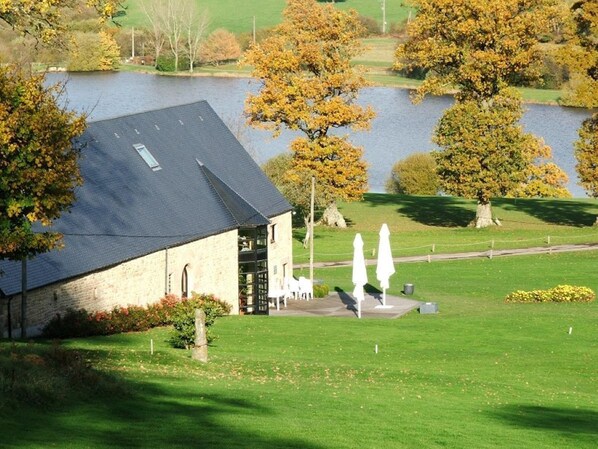 Property grounds - 3 Bedroom Chalet/Lodge Stunning Views of Lake & Golf Course. Pool (May to Sept) (Saint-Germain-de-Tallevende, Vire)