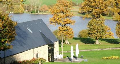 3 Bedroom Chalet/Lodge Stunning Views of Lake & Golf Course. Pool (May to Sept)