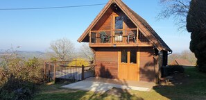 Exterior - 3 Bedroom Chalet/Lodge Stunning Views of Lake & Golf Course. Pool (May to Sept) (Saint-Germain-de-Tallevende, Vire)