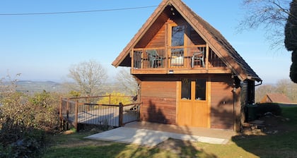 3 Bedroom Chalet/Lodge Stunning Views of Lake & Golf Course. Heated Shared Pool