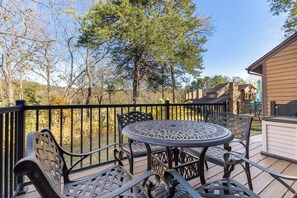 Outdoor dining - Fireside & Frosty @ Creekwood Haven-Cozy Retreat with Coffee, Comfort & Charm (Galena)