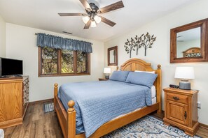 2 bedrooms, iron/ironing board, free WiFi, bed sheets - Fireside & Frosty @ Creekwood Haven-Cozy Retreat with Coffee, Comfort & Charm (Galena)
