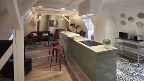 A compact living space with a kitchenette, a dining area, and a seating area with a sofa and chairs. - Apartment SAINT-MARTIN2, in the heart of Colmar (Colmar)