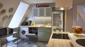 A modern kitchen with a built-in oven, a coffee machine, and a washing machine. - Apartment SAINT-MARTIN2, in the heart of Colmar (Colmar)