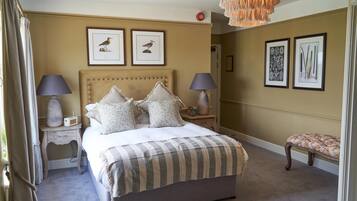 Minibar, escritorio, espacio para trabajar con laptop y wifi gratis