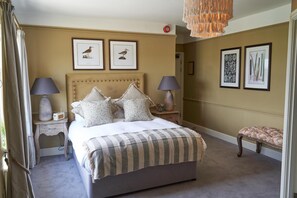 Minibar, desk, laptop workspace, free WiFi - The Fleet (Tewkesbury)