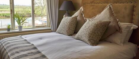 Minibar, escritorio, espacio para trabajar con laptop y wifi gratis