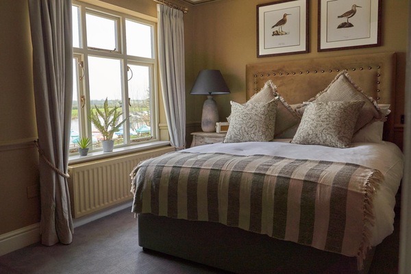 Minibar, escritorio, espacio para trabajar con laptop y wifi gratis