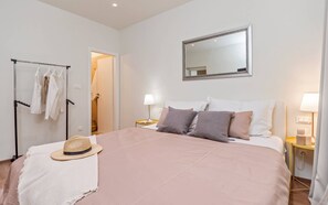 5 slaapkamers, een bureau, een strijkplank/strijkijzer, wifi