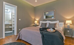 6 bedrooms, iron/ironing board, WiFi, bed sheets