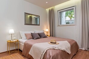 5 bedrooms, desk, iron/ironing board, WiFi