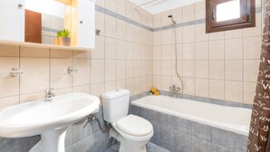 A bathroom with a sink, toilet, and bathtub. - Lemon Tree Corfu Apartments by Konnect (Corfu)