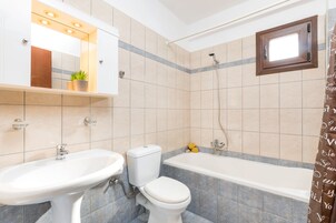Bañera, secador de pelo, toallas
