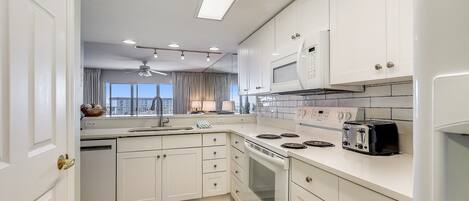 Condo, 2 chambres | Cuisine privée | Réfrigérateur, four à micro-ondes, cafetiÚre-théiÚre, grille-pain