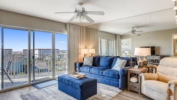 Leilighet, 2 soverom | Oppholdsområde | TV