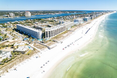 Recently renovated 2 bedroom Short walk to the beach Condo by RedAwning