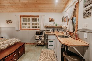 Cabin, 1 Bedroom | Private kitchen