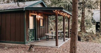 72mf - Rustic - Pets Ok - Sleeps 2 1 Bedroom Cabin by Redawning