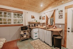 Cabin, 1 Bedroom | Private kitchen