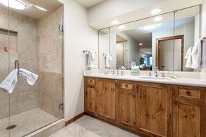 Apartment, 4 Schlafzimmer | Badezimmer | Handtücher, Shampoo