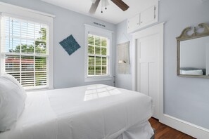 3 habitaciones, tabla de planchar con plancha, wifi y ropa de cama 