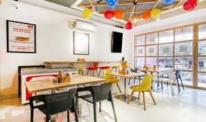 Dining - Itsy Hotels D'Comfort Inn (Hyderabad)