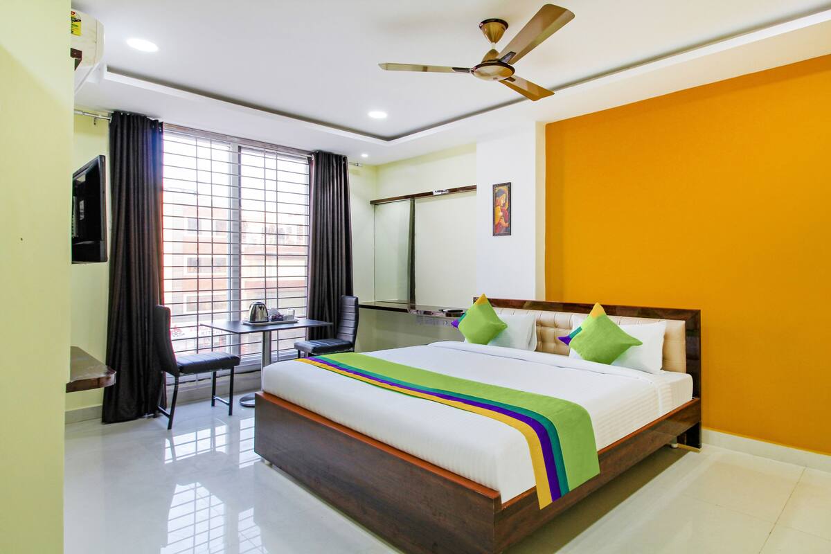 Deluxe Double Room | Desk, iron/ironing board (on request), WiFi (free), bed sheets