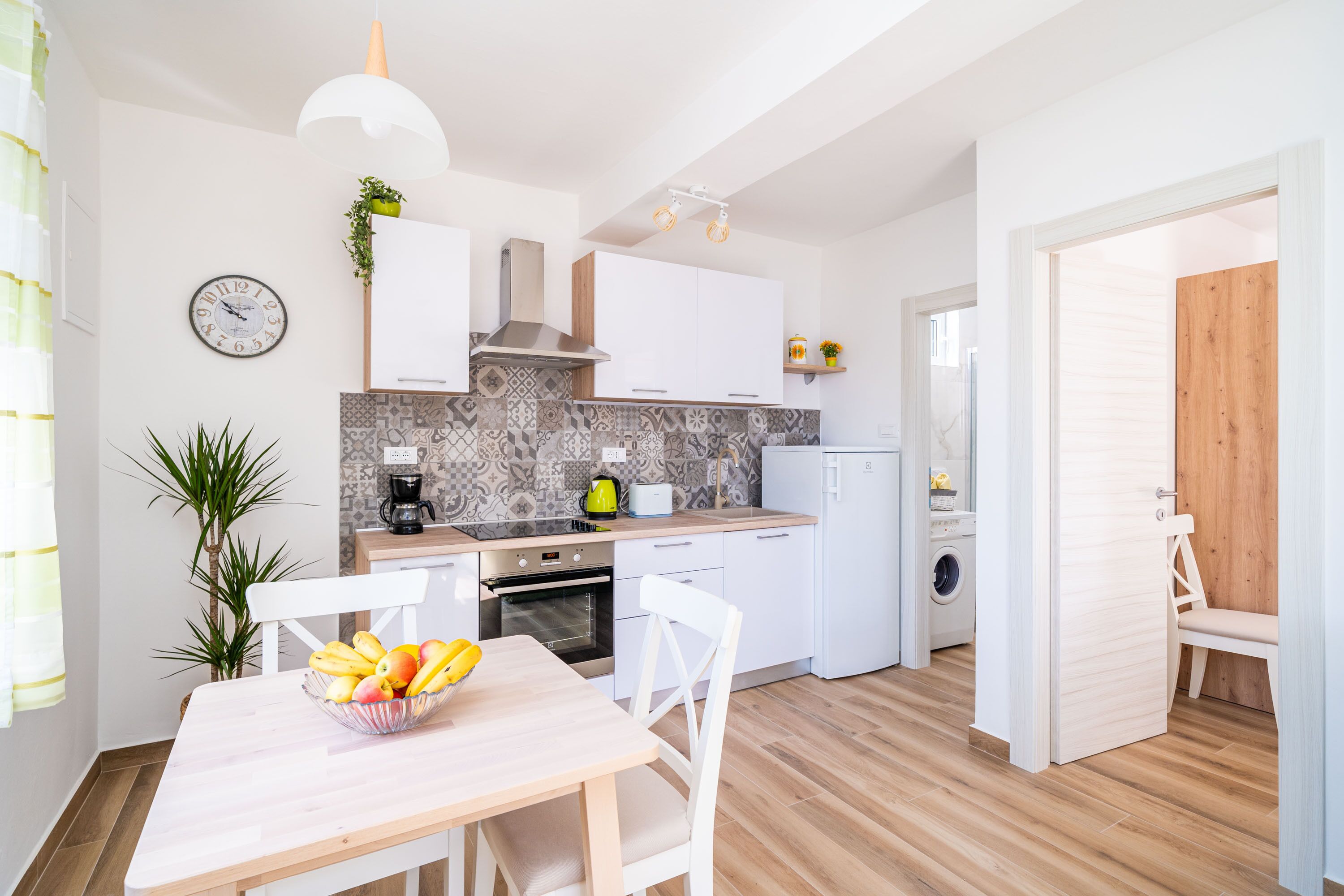 Frigorífico, horno, placa de cocina y cafetera o tetera