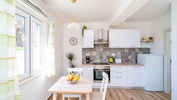 Fridge, oven, stovetop, coffee/tea maker