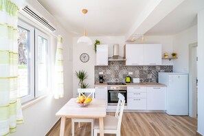 Refrigerador, horno, parrilla de estufa y cafetera y tetera 