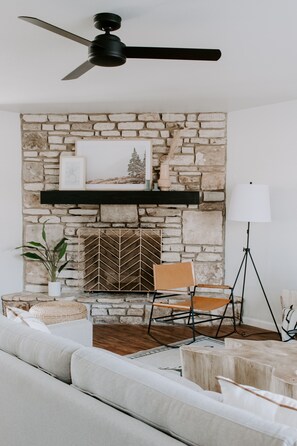 Smart TV, fireplace, ping pong