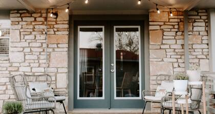 The Wein Cottage | New Listing | Pet-friendly