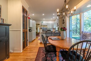 Dining - Gorgeous Mountain View in Manchester, Shopping, Dining, Spa. 5 min walk to town. (Manchester)