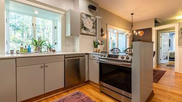 Een koelkast, een magnetron, een oven, een kookplaat